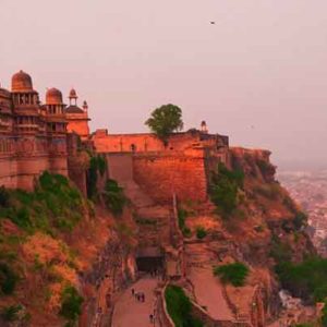 What are some incredible facts about Indian forts and palaces?