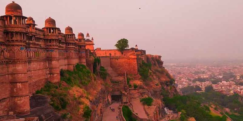 What are some incredible facts about Indian forts and palaces?