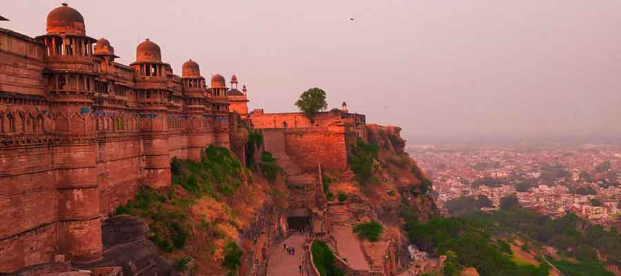 What are some incredible facts about Indian forts and palaces?